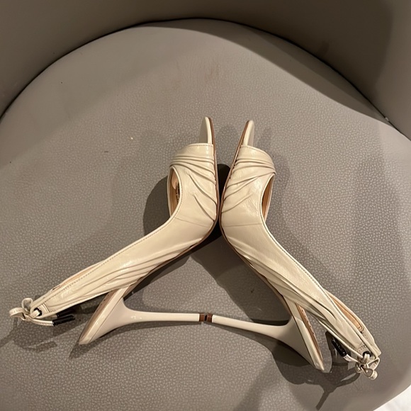 Guess Leather Open Toe Heels With Back Bow Accent - Picture 4 of 9